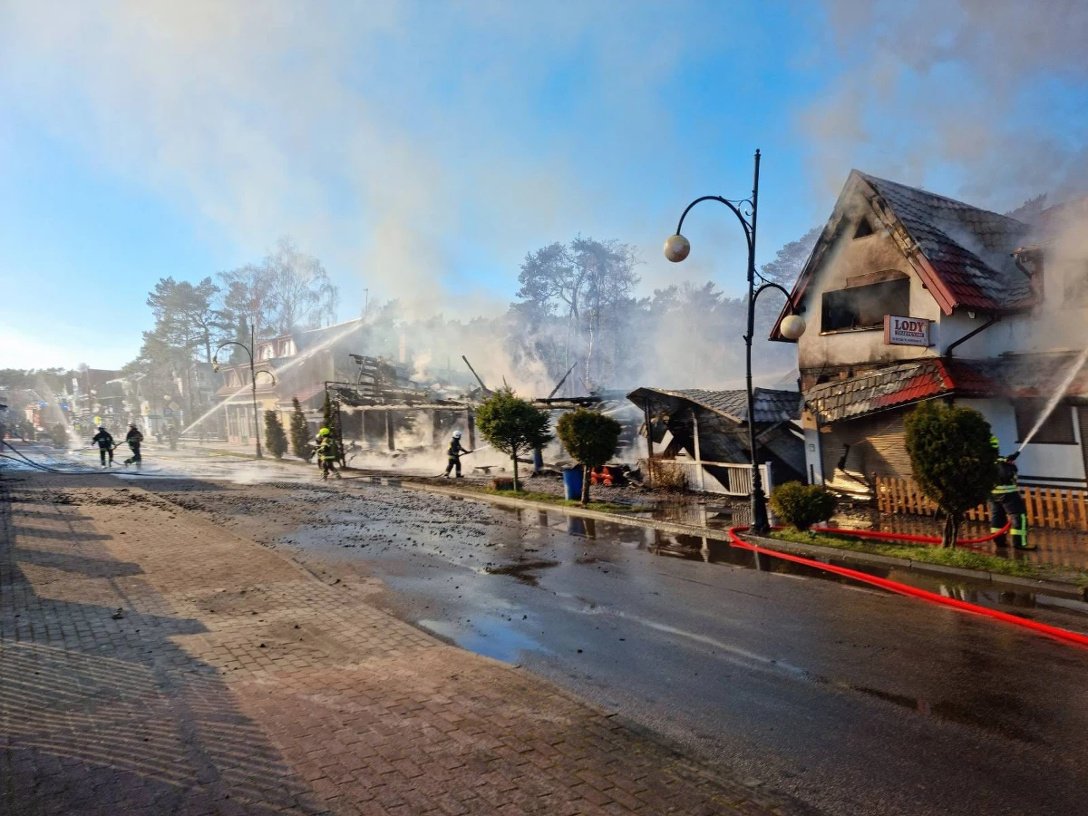 Duży pożar wybuchł w sobotę przy ulicy Nadmorskiej w Łebie. Całkowicie spłonęła drewniana restauracja. Ogień objął również znajdujący się tam hotel.
Jak informują strażacy - na szczęście nikomu nic się nie stało. 