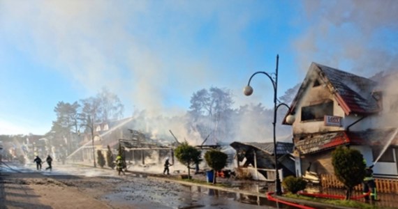 Duży pożar wybuchł w sobotę przy ulicy Nadmorskiej w Łebie. Całkowicie spłonęła drewniana restauracja. Ogień objął również znajdujący się tam hotel.
Jak informują strażacy - na szczęście nikomu nic się nie stało. 