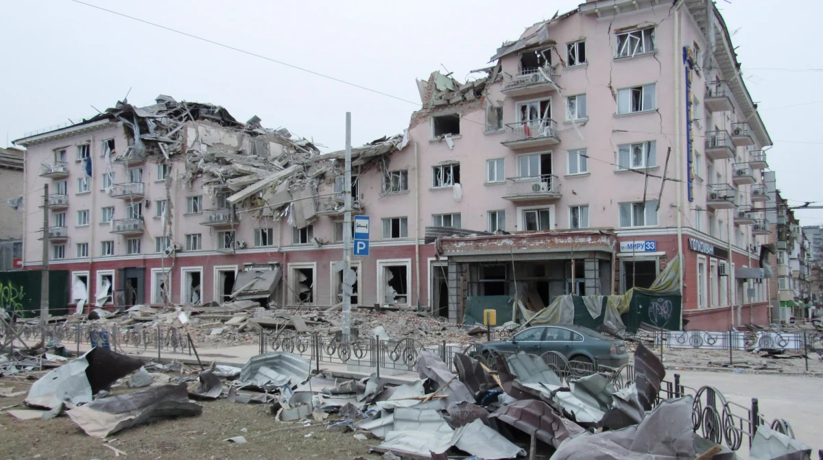 ​W Czernihowie pozostała mniej niż połowa mieszkańców, a miasto zostało doszczętnie zniszczone - powiedział mer Czernihowa Władysław Atroszenko. Jak mówi, obecnie łatwiej policzyć całe domy niż te zniszczone.