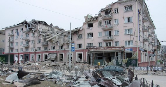 ​W Czernihowie pozostała mniej niż połowa mieszkańców, a miasto zostało doszczętnie zniszczone - powiedział mer Czernihowa Władysław Atroszenko. Jak mówi, obecnie łatwiej policzyć całe domy niż te zniszczone.