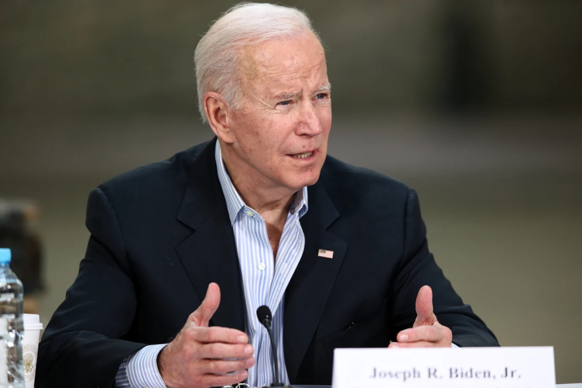 ​Do Polski przyleciał Joe Biden - starszy pan z ósmym krzyżykiem na karku i znacznie cięższym krzyżem na plecach. Jest zwierzchnikiem sił zbrojnych Stanów Zjednoczonych. Gdyby ktoś miał wątpliwości, Biden to NATO, a sojusz jest gwarancją bezpieczeństwa Europy. Wszyscy liczymy na pomoc amerykańskich żołnierzy. Chcemy nad Wisłą więcej czołgów i samolotów z USA. A jeszcze niedawno władzom w Warszawie nie przechodziły przez gardło gratulacje dla prezydenta-elekta. Dziś z radością witają Air Force One. Gdyby na pokładzie samolotu siedział Donald Trump, byłoby po nas.