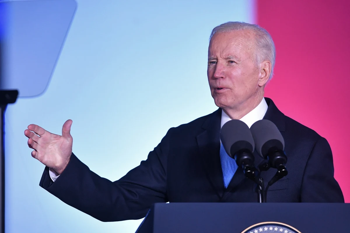 "Nie lękajcie się - te słowa Jana Pawła II odmieniły świat" - w ten sposób Joe Biden rozpoczął przemówienie na dziedzińcu Zamku Królewskiego w Warszawie. "To przesłanie, które pokona brutalność tej wojny" - dodał. "Mój Boże, ten człowiek nie może pozostać u władzy zawsze" - mówił amerykański prezydent o rosyjskim przywódcy Władimirze Putinie.