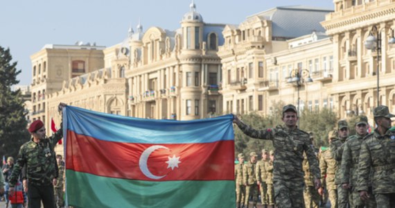 Ministerstwo obrony Azerbejdżanu zażądało od Rosji wycofania armeńskich wojsk z terenów, które przez społeczność międzynarodową uznawane są za azerskie. Ministerstwo zabroniło też używania nazwy "Górski Karabach", ponieważ, jak podano w oświadczeniu, jest to część Azerbejdżanu, a Górski Karabach nie istnieje.