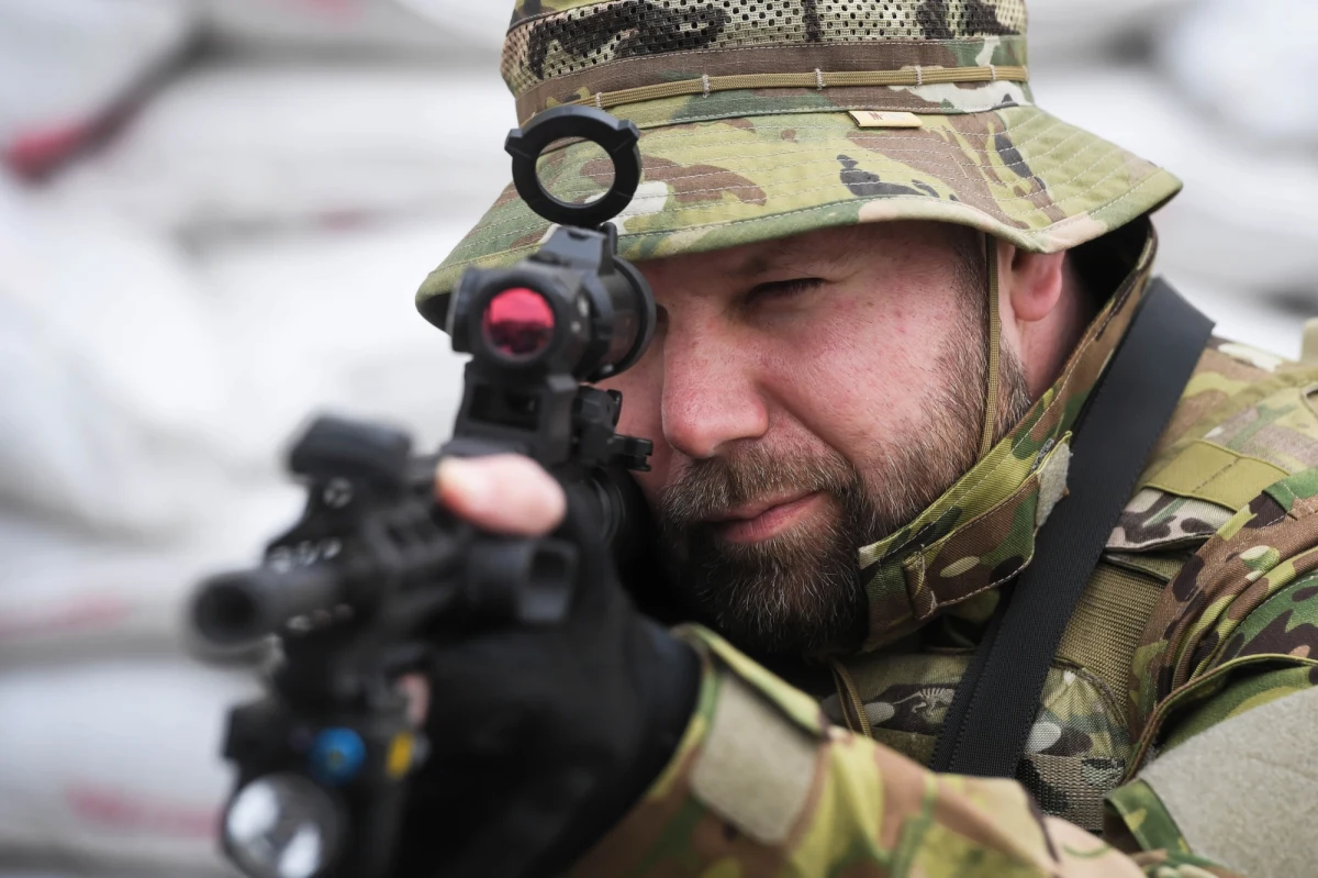 Prezydent Ukrainy Wołodymyr Zełenski podpisał ustawę wprowadzającą odpowiedzialność karną za udostępnianie bez zezwolenia informacji o przemieszczaniu się międzynarodowej pomocy wojskowej lub wojsk ukraińskich w czasie stanu wojennego. Informację przekazała agencja Ukrinform.