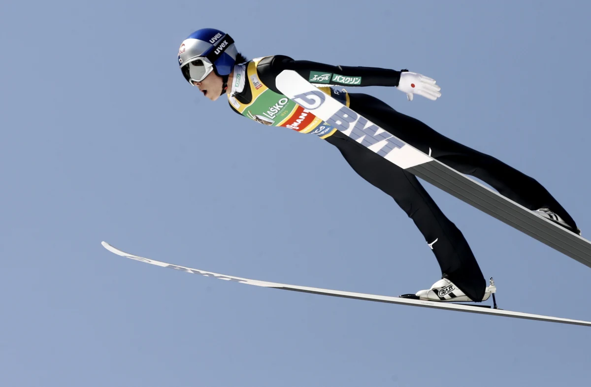 Japończyk Ryoyu Kobayashi zdobył Kryształową Kulę za triumf w klasyfikacji generalnej Pucharu Świata 2021/22 w skokach narciarskich. Najlepszy z Polaków - Piotr Żyła - zakończył sezon na 14. pozycji. W niedzielę triumfował Norweg Marius Lindvik.