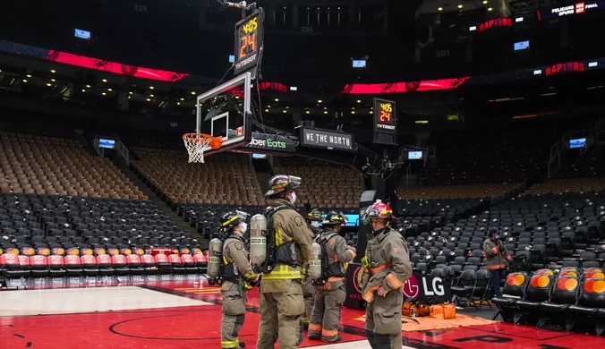 Strażacy na parkiecie w trakcie meczu NBA. Kibiców trzeba było ewakuować