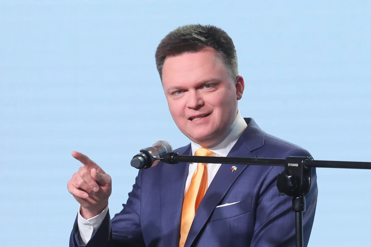 "Wchodzicie do polityki w historycznym momencie. Dlatego, gdy wyruszamy w drogę zaklinam was - pamiętajcie, że idziemy do polityki nie po to, żeby politycy wygrali wybory, idziemy do niej po to, żeby wyborcy wygrali swoje życie" - mówił w niedzielę w Warszawie, podczas I kongresu partii Polska 2050, jej lider Szymon Hołownia.