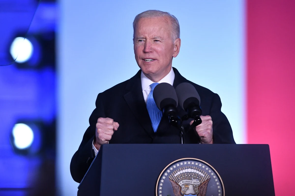 Wizyta prezydenta Stanów Zjednoczonych w Polsce była wydarzeniem olbrzymiej wagi. Przyniosła kluczowe z punktu widzenia naszego bezpieczeństwa deklaracje. Nie mogę się jednak oprzeć wrażeniu, że po przemówieniu Joe Bidena w Warszawie dominującą emocją pozostaje smutek. Prezydent USA powiedział nam, Ukrainie, światu i Rosji to, co powinien był powiedzieć, w pamięci zostanie jednak jego przekonanie, że wojna za naszą wschodnią granicą szybko się nie zakończy. 