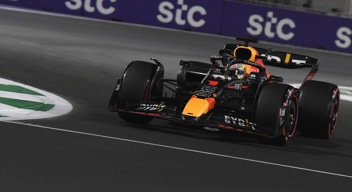 Broniący tytułu mistrza świata Formuły 1 Holender Max Verstappen (Red Bull) wygrał wyścig o Grand Prix Arabii Saudyjskiej, 2. rundę cyklu. Prowadzenie w klasyfikacji generalnej utrzymał drugi na mecie reprezentant Monako Charles Leclerc (Ferrari).