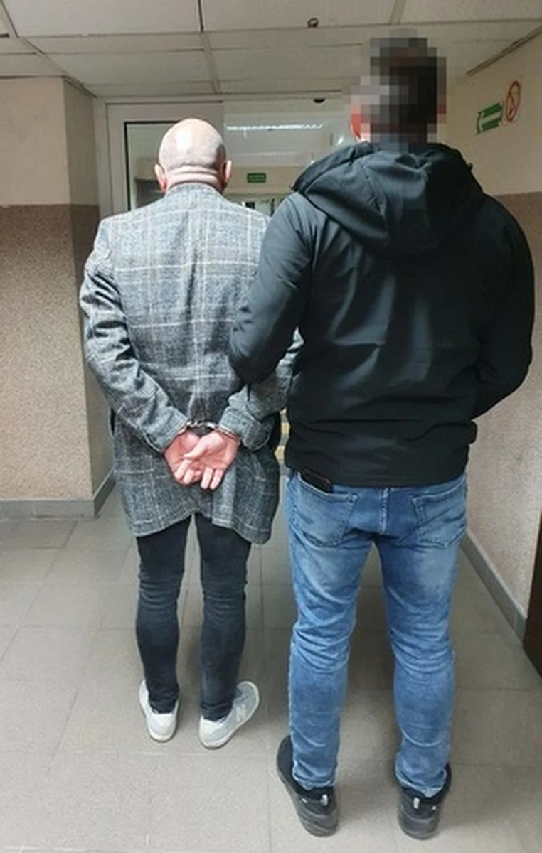 Łódzcy policjanci zatrzymali właściciela psa, który zaatakował nożem innego mężczyznę, tylko za to, że ten zwrócił mu uwagę, żeby posprzątał po swoim pupilu.

