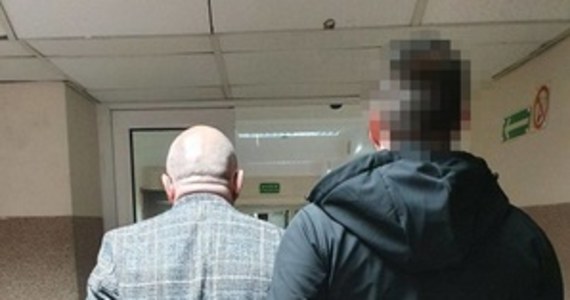 Łódzcy policjanci zatrzymali właściciela psa, który zaatakował nożem innego mężczyznę, tylko za to, że ten zwrócił mu uwagę, żeby posprzątał po swoim pupilu.

