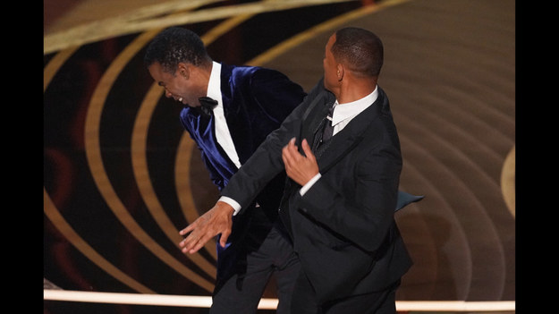 W czasie oscarowej gali w Dolby Theatre doszło do zaskakującego incydentu. Gdy prowadzący Chris Rock zażartował z łysej głowy Jady Pinkett-Smith, jej mąż Will Smith wyszedł na scenę i go spoliczkował. Krótko po tym zdarzeniu transmisja została przerwana. Przypomnijmy, że Smith otrzymał Oscara w kategorii najlepszy aktor pierwszoplanowy za tytułową rolę w filmie "King Richard: Zwycięska rodzina".


Jada Pinkett Smith na niewybredny żart prowadzącego zareagowała zniesmaczoną miną. Przypomnijmy, że gwiazda cierpi na chorobę autoimmunologiczną zwaną alopecją. Atakuje ona mieszki włosowe, co powoduje wypadanie włosów, a w konsekwencji całkowite łysienie. O swoim schorzeniu opowiadała publicznie. 