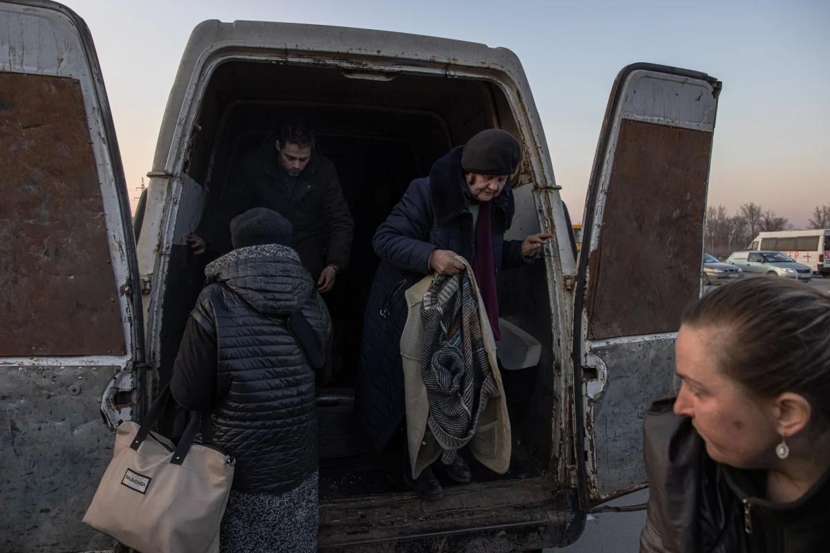 Międzynarodowy Komitet Czerwonego Krzyża ogłosił w poniedziałek, że wciąż nie może dostarczyć jakiejkolwiek pomocy do oblężonego Mariupola. Nie ma gwarancji bezpiecznego przejazdu – informuje BBC. Lokalne władze podkreślają, że miejscowość znajduje się "u progu katastrofy humanitarnej".