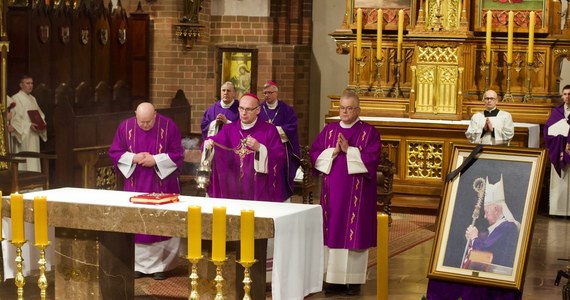 W Olsztynie trwają uroczystości pogrzebowe abp. seniora Edmunda Piszcza. Pierwszy metropolita warmiński zmarł we wtorek, 22 marca, miał 93 lata. 