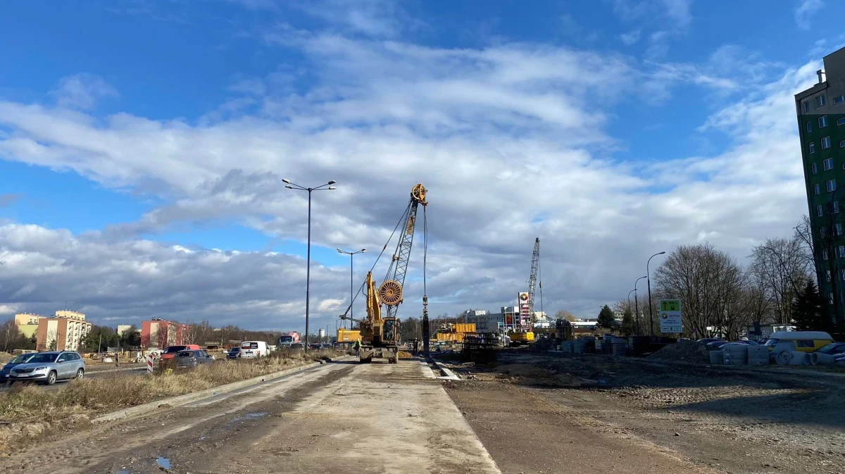 Krakowscy kierowcy muszą przygotować się na kolejne zmiany w organizacji ruchu w rejonie budowanej linii do Górki Narodowej. Pierwsze z nich pojawią się już w kwietniu. Sprawdź co się zmieni. 