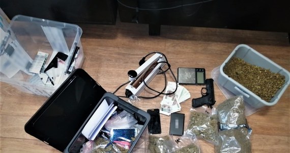Wrocławscy policjanci zatrzymali dwóch mężczyzn, którzy w wynajmowanym przez siebie mieszkaniu mieli spore ilości substancji zabronionych. Łącznie funkcjonariusze przechwycili niemal 2 tysiące porcji handlowych narkotyków. 