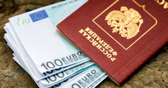 Komisja Europejska wezwała kraje UE do cofnięcia obywatelstwa Rosjanom i Białorusinom, którzy zostali objęci sankcjami w związku z wojną na Ukrainie. Obywatele Rosji i Białorusi mogli mieć przyznane unijne obywatelstwo w ramach programu "złotych paszportów".