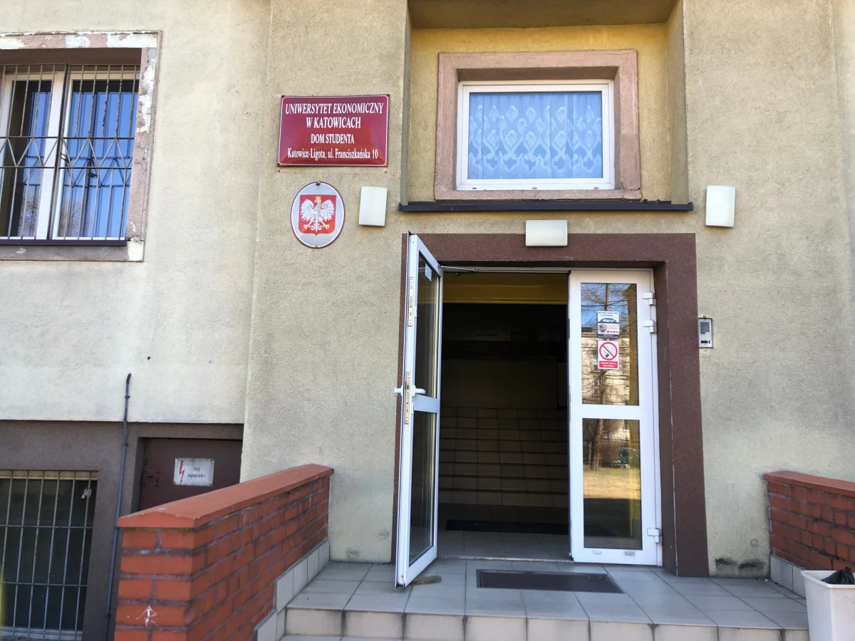 Kolejni uchodźcy wprowadzają się do dawnych akademików Uniwersytetu Ekonomicznego w Katowicach-Ligocie. Jeden z dwóch budynków jest już w pełni zamieszkały. Remont drugiego jeszcze trwa, ale parter jest gotowy i już dziś zamieszka tam blisko 50 osób.