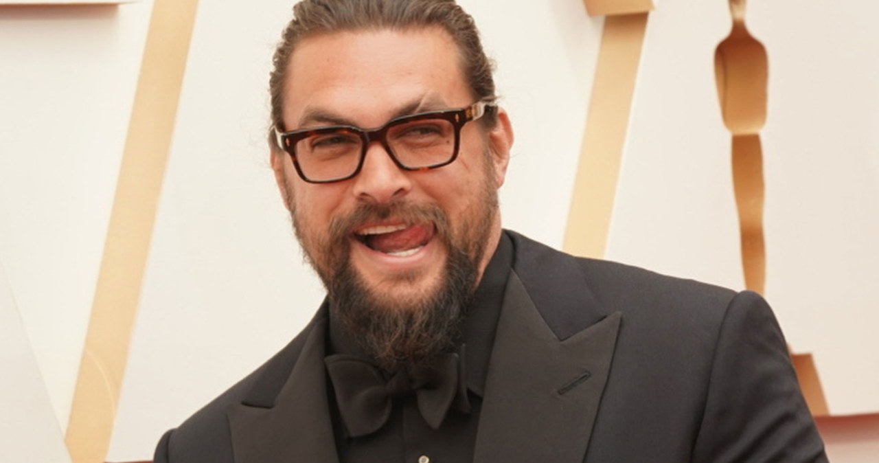 Podczas 94. ceremonii rozdania Oscarów Jason Momoa wręczał nagrodę za najlepszy dźwięk. Stojąc na scenie Dolby Theatre, musiał robić dobrą minę do złej gry, jako że dzień wcześniej przeszedł operację przepukliny, której nabawił się na planie „Aquaman i Zaginione Królestwo”.