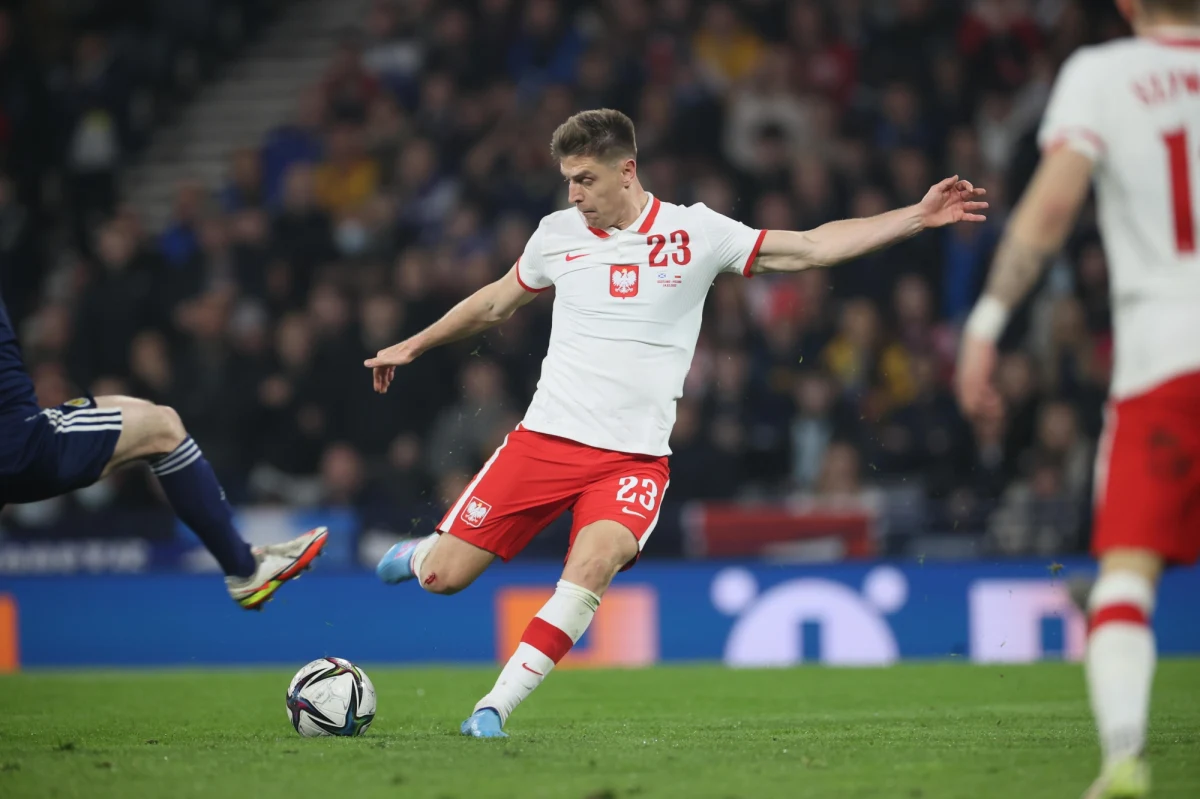 Napastnik reprezentacji Polski Krzysztof Piątek oraz pomocnik Szymon Żurkowski są gotowi do gry we wtorkowym finale baraży ze Szwecją o awans do piłkarskich mistrzostw świata - poinformował na konferencji prasowej selekcjoner Czesław Michniewicz.