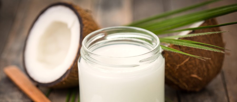 Smaczny, pięknie pachnący i... zdrowy. Czy jednak na pewno? Ten wysokotłuszczowy i wysokokaloryczny produkt budzi pewne obawy, chociażby w kwestii zdrowego serca. Oto, co powinniśmy wiedzieć o oleju kokosowym.