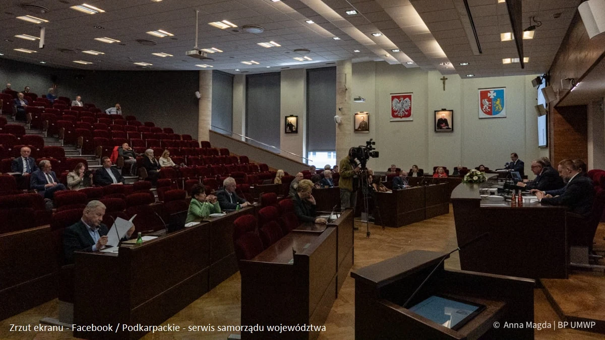 W trakcie poniedziałkowej sesji sejmiku woj. podkarpackiego radni zdecydowali o przeznaczeniu na wsparcie Ukrainy ponad 2,6 mln zł. Pieniądze wydane będą m.in. na zakup środków pierwszej pomocy i sprzętu medycznego, który trafi do naszych sąsiadów.
