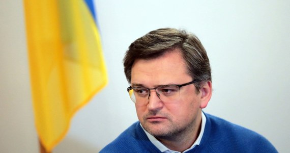 We wtorek odbędzie się kolejna tura negocjacji ukraińsko-rosyjskich. Jak powiedział minister spraw zagranicznych Ukrainy Dmytro Kuleba, delegacja ukraińska przed rozmowami z Rosją w Turcji nakreśliła sobie „maksymalny i minimalny program”. Ukraiński polityk o kwestie rozmów z Rosjanami pytany był w wywiadzie dla Radia Swoboda. Rosja w rozmowach o zawieszeniu broni nie domaga się już "denazyfikacji" Ukrainy i pozwoli, aby Kijów wstąpił do UE, jeśli wyrzeknie się aspiracji uczestnictwa w NATO – informował jeszcze w poniedziałek Financial Times.