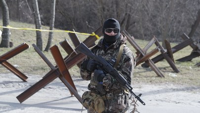 Strzelają rosyjskim jeńcom w kolana. Sfabrykowany film czy dowód na zbrodnię wojenną? 