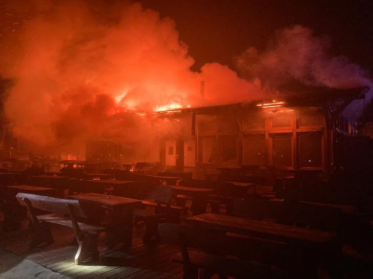 W nocy w gdańskim Jelitkowie spłonął jeden z barów plażowych. Na miejscu wciąż trwa akcja strażaków. Sprawę bada już policja. 
