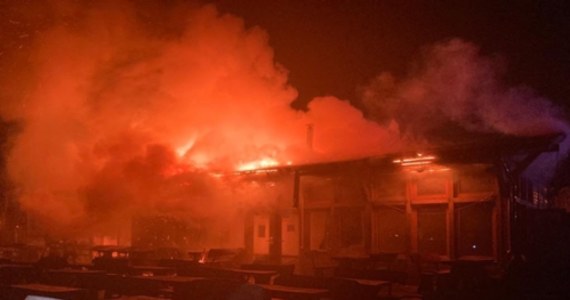 W nocy w gdańskim Jelitkowie spłonął jeden z barów plażowych. Na miejscu wciąż trwa akcja strażaków. Sprawę bada już policja. 
