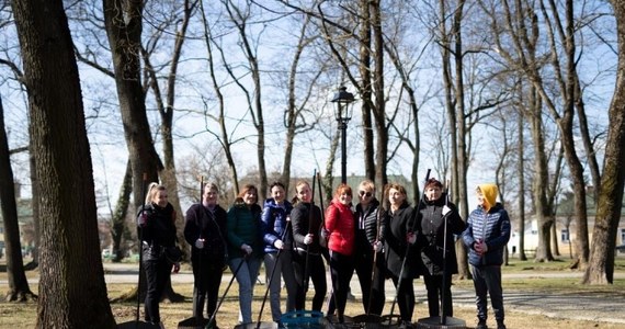 Grupa uchodźców z Ukrainy, w której znalazły się głównie kobiety posprzątała bulwary i park w Suwałkach. Wszystko w ramach wdzięczności za gościnę i możliwość schronienia w Polsce.