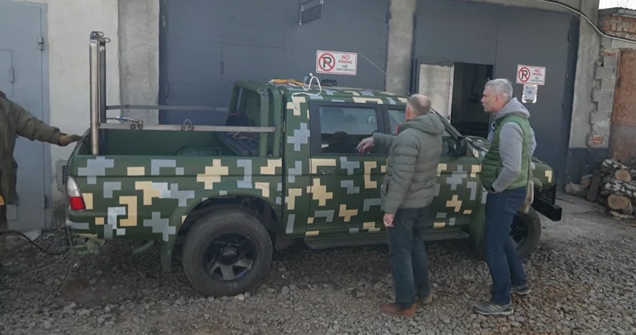 Z domowego warsztatu prosto na front? Grupa mieszkańców Lwowa z pickupu stworzyła prawdziwy wóz bojowy. Kolejny raz Ukraińcy udowadniają swój heroizm w walce z wrogiem. Niedługo po ataku rakietowym na cele strategiczne we Lwowie pojawiło się nagranie, jak mieszkańcy przerabiają zwykły samochód na "działo bojowe".