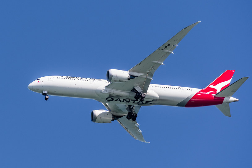 Australijskie linie lotnicze Qantas dołączają do ekskluzywnego grona przewoźników oferujących rekordowo długie trasy lotnicze, ich najnowsza propozycja nie pobije wprawdzie niemal 19-godzinnego lotu Singapur-Nowy Jork realizowanego przez linie Singapore Airline, ale jest blisko. 