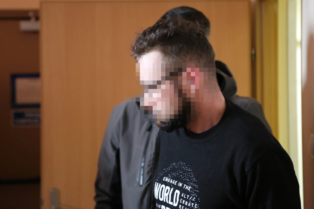 Jak dobrze mieć sąsiada śpiewały Alibabki. Przekonała się o tym 85-latka z Krakowa. Czujność sąsiadki uchroniła ją przed utratą biżuterii i oszczędności.
