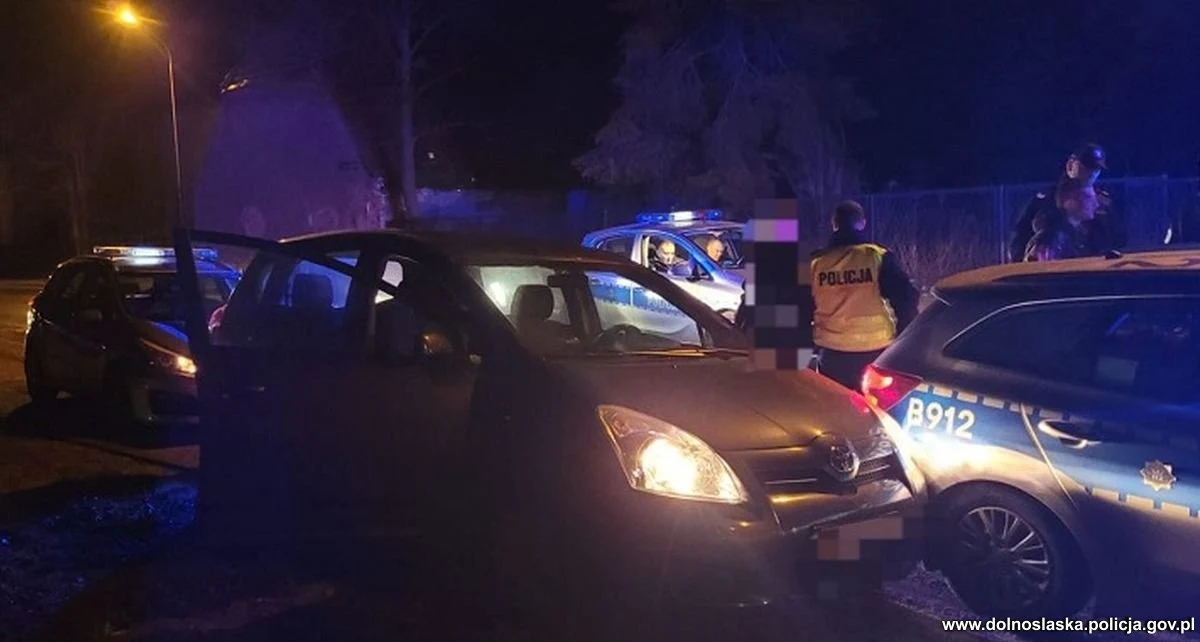 Jaworscy policjanci zatrzymali 24-latka, który ukradł auto zaparkowane na terenie jednej z prywatnych posesji w gminie Męcinka na Dolnym Śląsku. Kradzież samochodu to tylko jedno z wielu przewinień młodego mężczyzny. 24-latek odpowie dodatkowo za niezatrzymanie się do policyjnej kontroli, spowodowanie zagrożenia bezpieczeństwa w ruchu drogowym oraz prowadzenie pojazdu bez uprawnień.