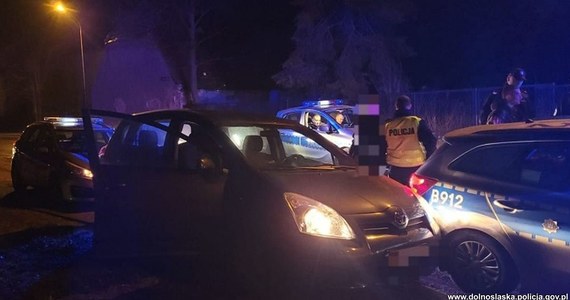 Jaworscy policjanci zatrzymali 24-latka, który ukradł auto zaparkowane na terenie jednej z prywatnych posesji w gminie Męcinka na Dolnym Śląsku. Kradzież samochodu to tylko jedno z wielu przewinień młodego mężczyzny. 24-latek odpowie dodatkowo za niezatrzymanie się do policyjnej kontroli, spowodowanie zagrożenia bezpieczeństwa w ruchu drogowym oraz prowadzenie pojazdu bez uprawnień.