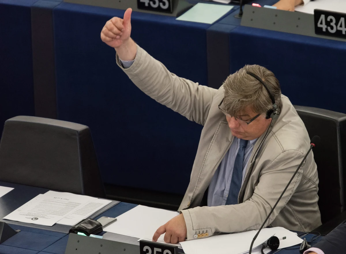 "Nowy, światowy porządek wyłoni się z tego konfliktu. Obawiam się, że obejmie on więcej krajów, również Polskę" - mówi Kosma Złotowski z PiS gość programu "7 pytań o 7:07" w radiu RMF24. Czy wierzy w udany antyputinowski pucz? Czy sojusznicze wojska prędzej czy później pojawią się na Ukrainie? Czy Rosja zakręci kurki dla Polsce i Europie Zachodniej? To tylko wybrane pytania, na które odpowiadał europarlamentarzysta Prawa i Sprawiedliwości w rozmowie z Bogdanem Zalewskim. 