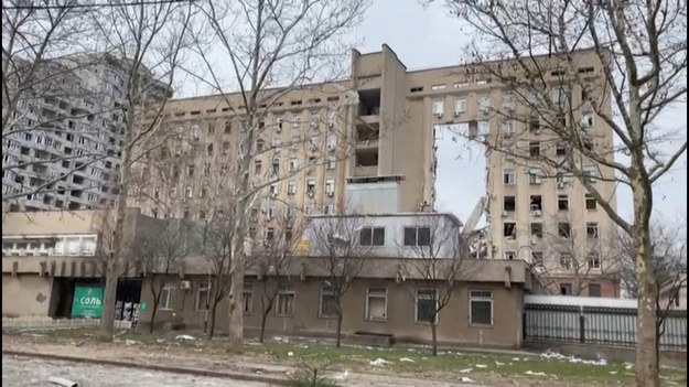 Zdjęcia budynku administracji obwodowej w Mikołajowie, który został zniszczony w wyniku rosyjskiego ataku. Gubernator regionu Witalij Kim powiedział, że nie ma informacji o ofiarach ani rannych. Nie są jednak znane losy wszystkich przebywających w budynku.