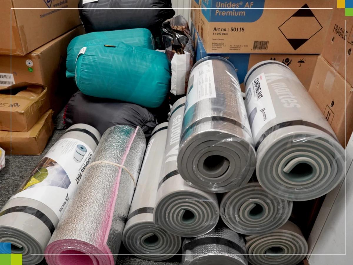 Zbiórkę darów dla Ukrainy prowadzi na Zamku Książąt Pomorskich w Szczecinie Urząd Marszałkowski. Dary trafią do obwodów mikołajowskiego i odeskiego, z którymi region współpracuje. Potrzeba najpilniej śpiworów, karimat, latarek czy baterii.