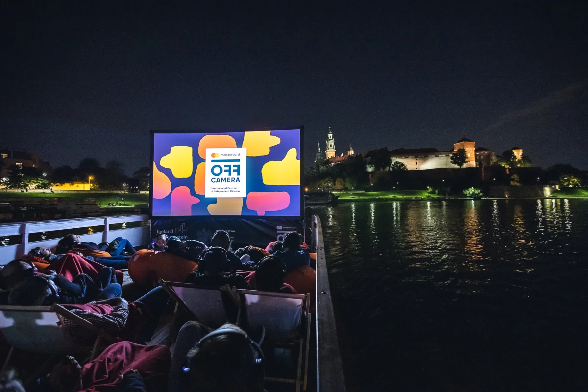Od 2008 roku Mastercard OFF CAMERA promuje kino niezależne z całego świata. W ciągu czternastu lat Kraków odwiedziło 265 000 gości. Filmowcy wyjechali z miasta z nagrodami na łączną kwotę około 3 370 000 USD. Czas na 15. urodziny Festiwalu i nowe otwarcie. Wielkie święto kina niezależnego zaczyna się już 29 kwietnia i potrwa do 8 maja. Co nas czeka?