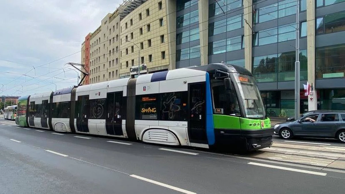 Jak informuje reporter RMF MAXXX Dawid Siwek, po drobnych zmianach w szczecińskich tramwajach zamontowane zostaną dodatkowe miejsca siedzące dla pasażerów. Zmiany obejmą większość niskopodłogowych Swingów.