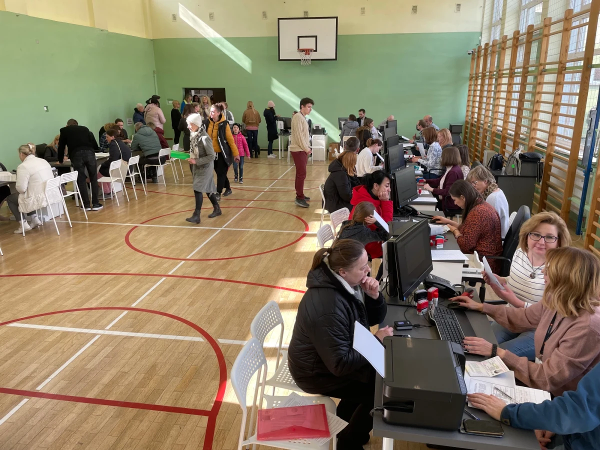 ​Od dzisiaj dużo więcej uchodźców będzie mogło jednego dnia otrzymać PESEL w Lublinie. Ruszył dodatkowy punkt w Zespole Szkół przy ul. Lwowskiej 11. Do dyspozycji jest  14 stanowisk do obsługi. Jest wreszcie sprzęt, który przekazało ministerstwo - szkolą się też kolejni urzędnicy.