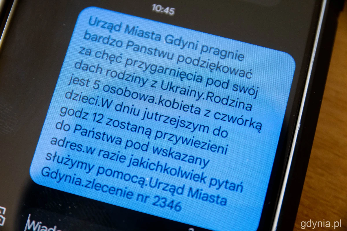 Gdyńscy urzędnicy ostrzegają przed fałszywymi SMS-ami, które docierają do mieszkańców. Apelują, by nie reagować i nie odpisywać. O sprawie powiadomili policję.

