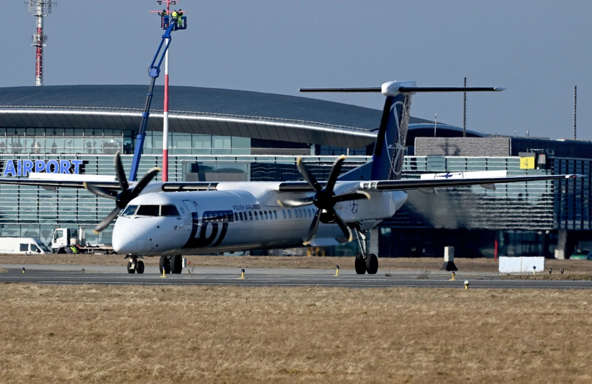 16 połączeń lotniczych, m.in. do Wenecji, Gdańska i Burgas, znalazło się w letniej siatce połączeń z podrzeszowskiego lotniska w Jasionce - poinformował na konferencji prezes portu Adam Hamryszczak. Podkreślił również, że lotnisko w części cywilnej funkcjonuje normalnie.