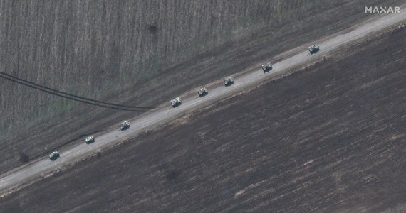 Budzący przerażenie rosyjski konwój kilkudziesięciu czołgów i pojazdów wojskowych zmierzający w stronę Kijowa został unieruchomiony przez niewielki oddział ukraińskich specjalistów IT. Mieli oni przy pomocy dronów zrzucać pod osłoną nocy pociski, które sprawiły, że „konwój grozy” do stolicy Ukrainy w ostateczności nie dotarł.