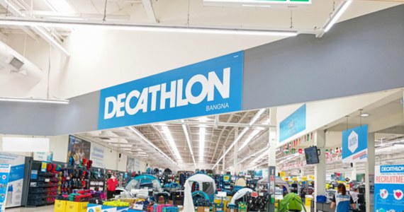 Decathlon zawiesza swoją działalność w Rosji. W dzisiejszym komunikacie sieć odzieżowo-sportowa podała, że „warunki dostaw nie są już spełniane, aby kontynuować działalność w Rosji. Firma jednak nadal zamierza wspierać pracowników w tym kraju. Chodzi o 2500 osób.