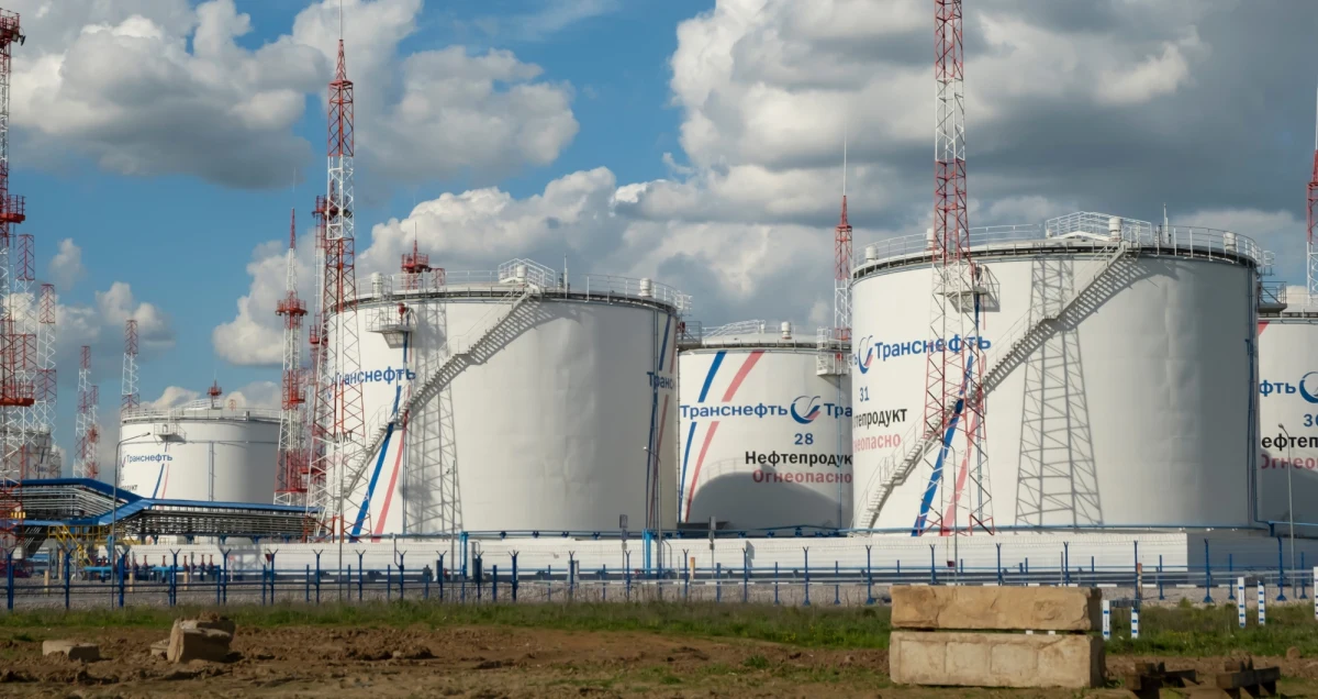 ​Rosyjski operator rurociągów Transnieft nałożył limity na ropę, którą otrzymuje, ponieważ jego systemy są przepełnione w związku z niskim popytem na surowiec - podała agencja Reutera, powołując się na pięć osób zaznajomionych z sytuacją. Nabywcy nie chcą kupować ropy z Rosji ze względu na utrudnienia spowodowane sankcjami nałożonymi po inwazji na Ukrainę. 