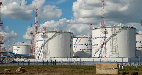 ​Rosyjski operator rurociągów Transnieft nałożył limity na ropę, którą otrzymuje, ponieważ jego systemy są przepełnione w związku z niskim popytem na surowiec - podała agencja Reutera, powołując się na pięć osób zaznajomionych z sytuacją. Nabywcy nie chcą kupować ropy z Rosji ze względu na utrudnienia spowodowane sankcjami nałożonymi po inwazji na Ukrainę. 