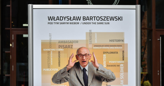 Władysławowi Bartoszewski był działaczem społecznym, historykiem, dziennikarzem, więźniem Auschwitz, żołnierzem Armii Krajowej, działaczem Polskiego Państwa Podziemnego i uczestnikiem Powstania Warszawskiego. Jest on honorowym obywatelem Wrocławia, a od niedawna także bohaterem wystawy na wrocławskim rynku. 