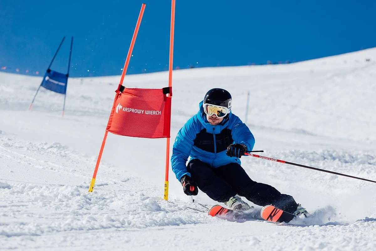 Wielu miłośników narciarstwa na te zawody czeka przez cały sezon. Już w następną sobotę, 9 kwietnia, na Kasprowym Wierchu odbędzie się 75. edycja Pucharu Polskich Kolei Linowych w narciarstwie alpejskim. Zgłoszenia będą przyjmowane do 6 kwietnia, do godziny 24:00.
